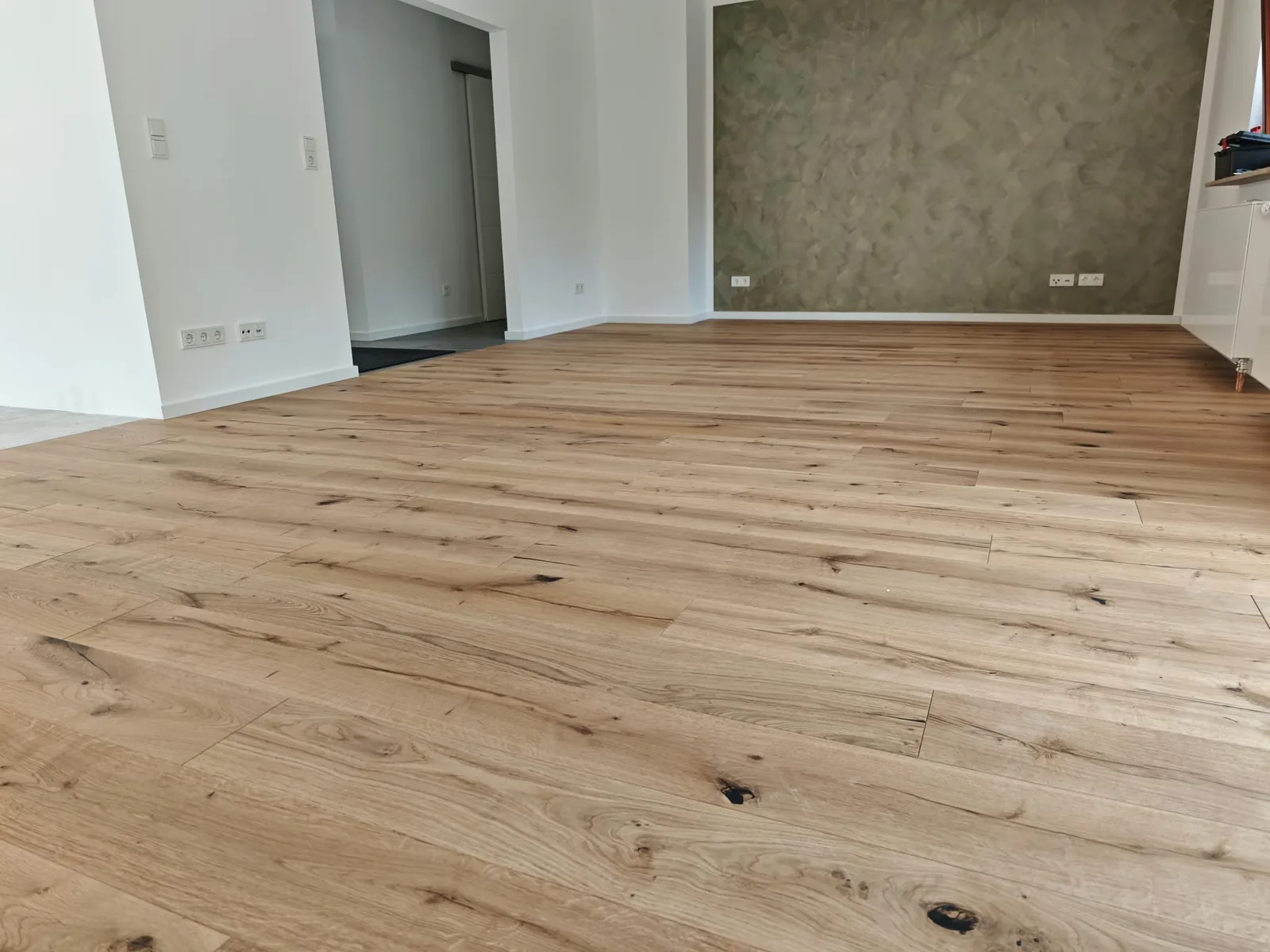Dielenboden vor gestalteter Wand, KuhnWerk Saar Neunkirchen