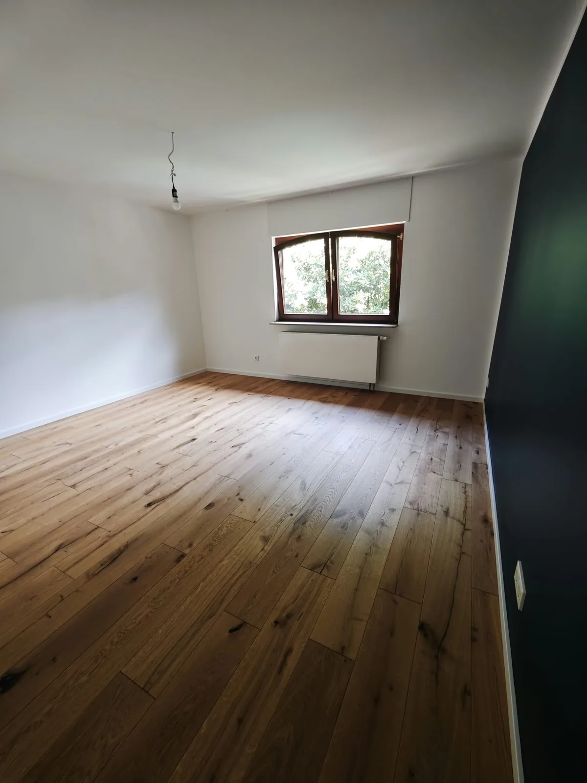 Frisch verlegter Eichendielenboden in einem hellen Zimmer, KuhnWerk Saar Neunkirchen