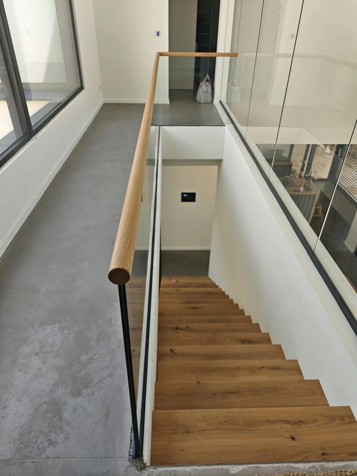 Freitragende Treppe mit Glasgeländer und Handlauf aus Eiche, KuhnWerk Saar Neunkirchen
